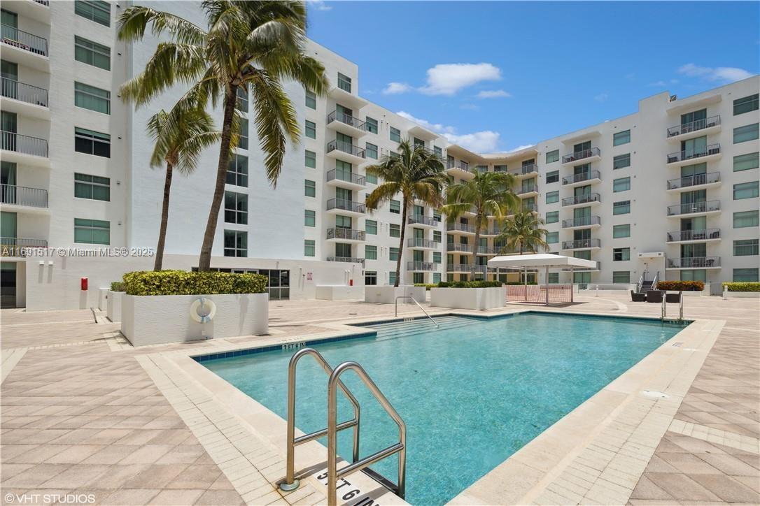 HOLLYWOOD STATION - Residential