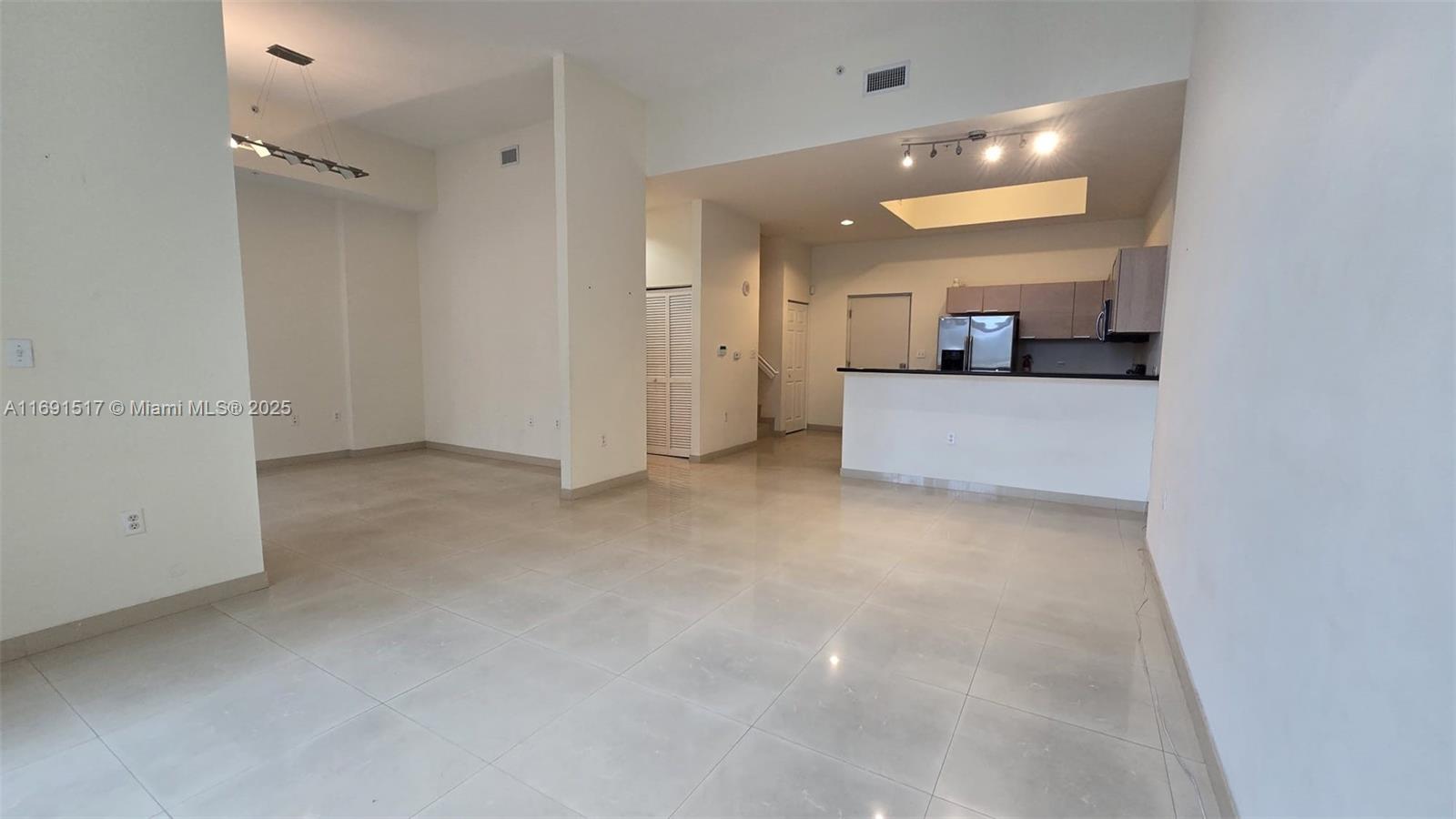 HOLLYWOOD STATION - Residential