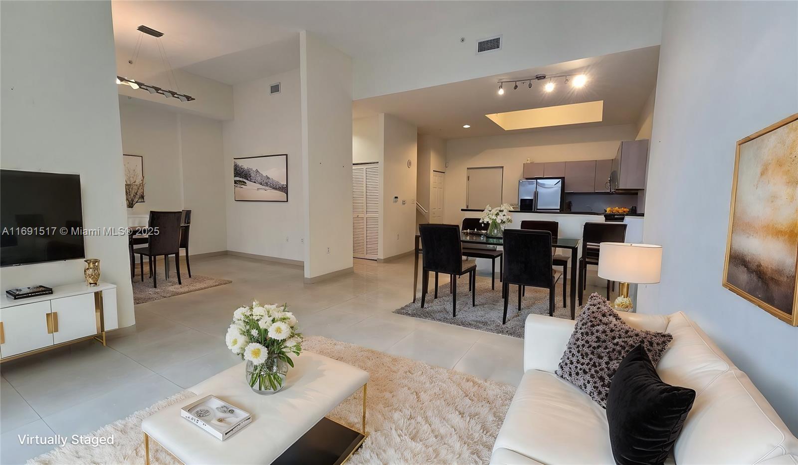HOLLYWOOD STATION - Residential