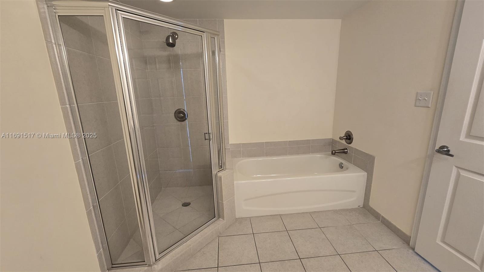 HOLLYWOOD STATION - Residential