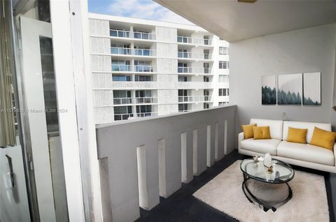 Condominium in Miami Beach FL 800 West Ave Ave 4.jpg