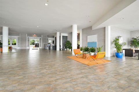 Condominium in Miami Beach FL 800 West Ave Ave 2.jpg