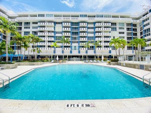 Condominium in Miami Beach FL 800 West Ave Ave 1.jpg
