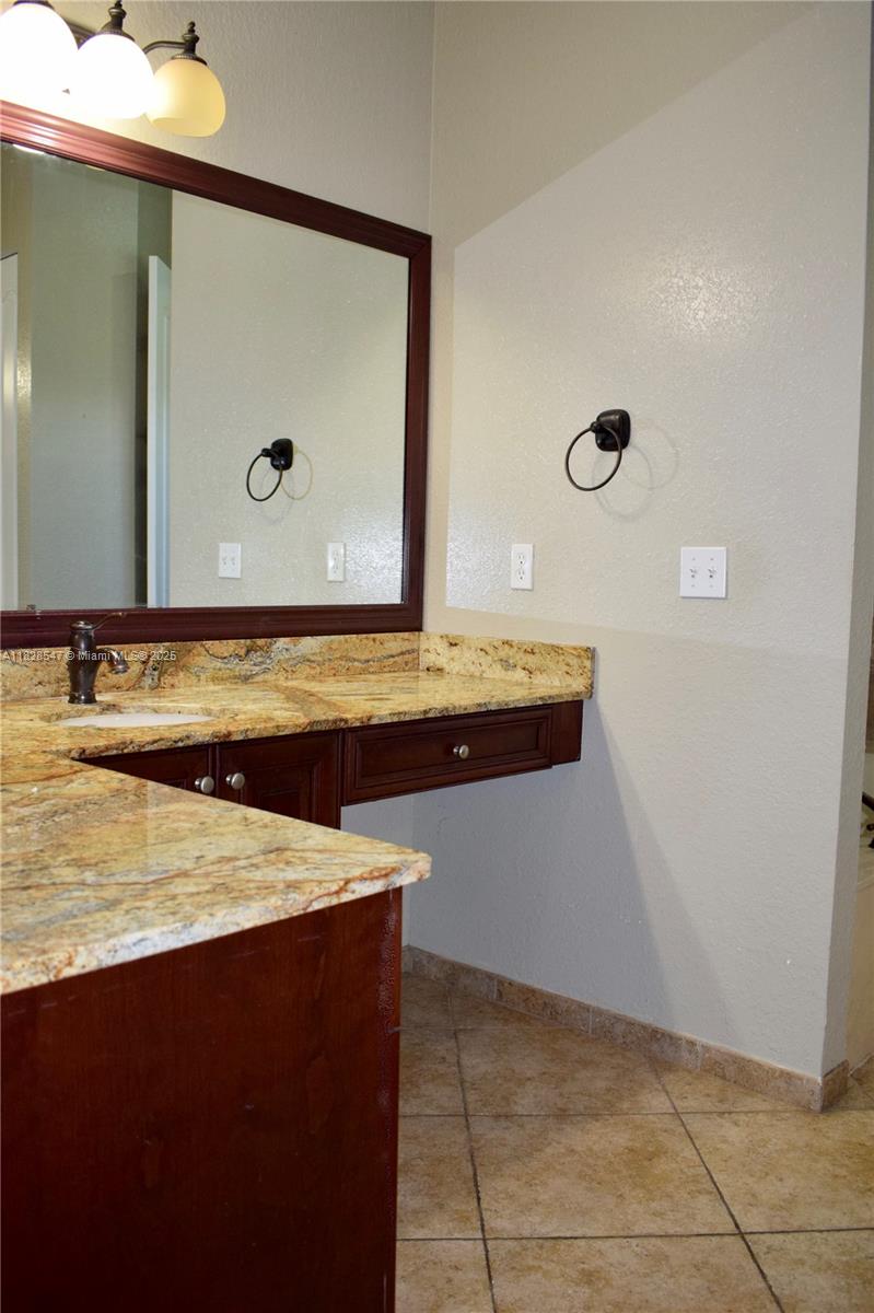 VALENCIA ACRES - Residential Lease