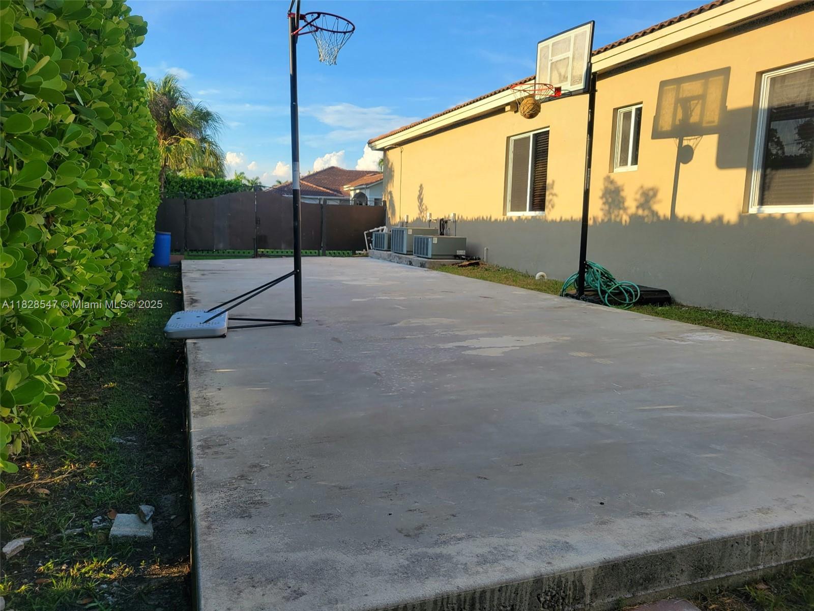 VALENCIA ACRES - Residential Lease