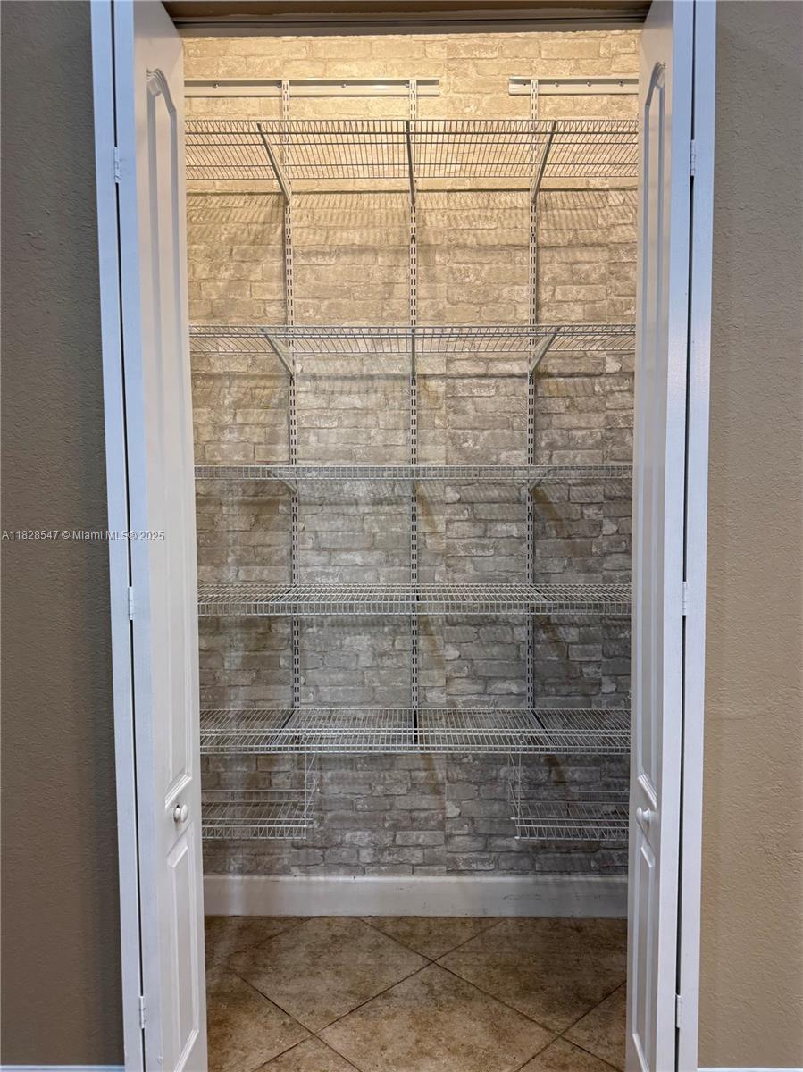 VALENCIA ACRES - Residential Lease