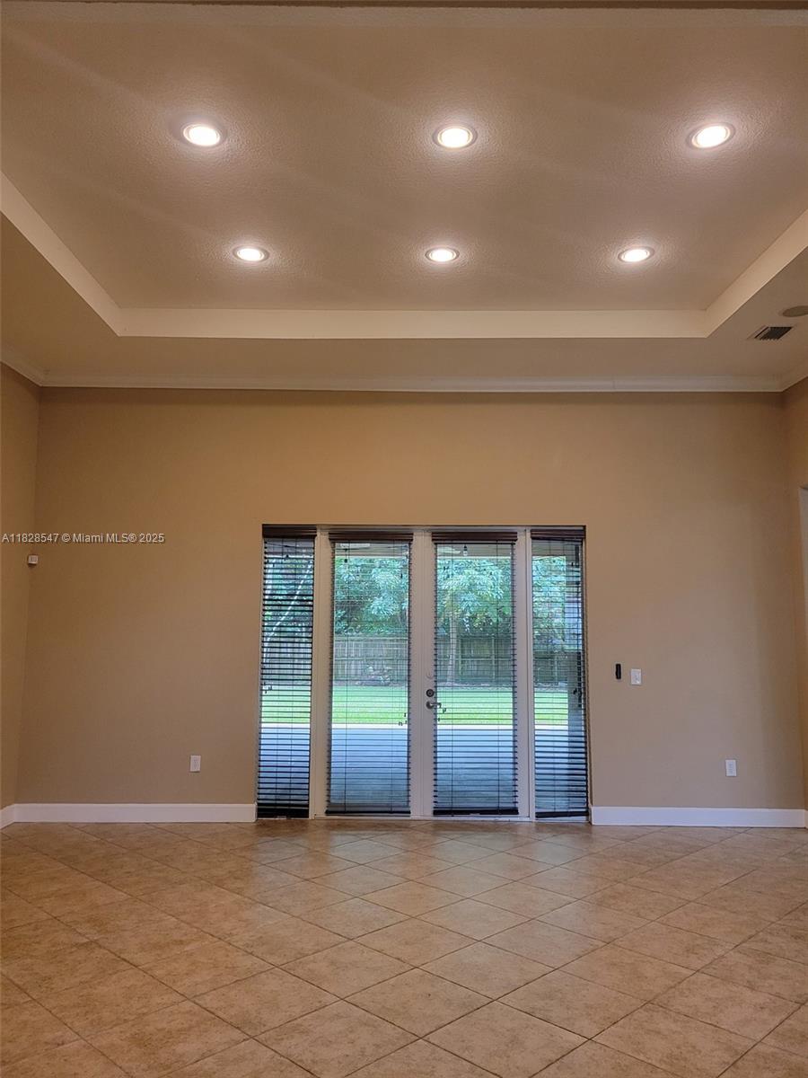 VALENCIA ACRES - Residential Lease