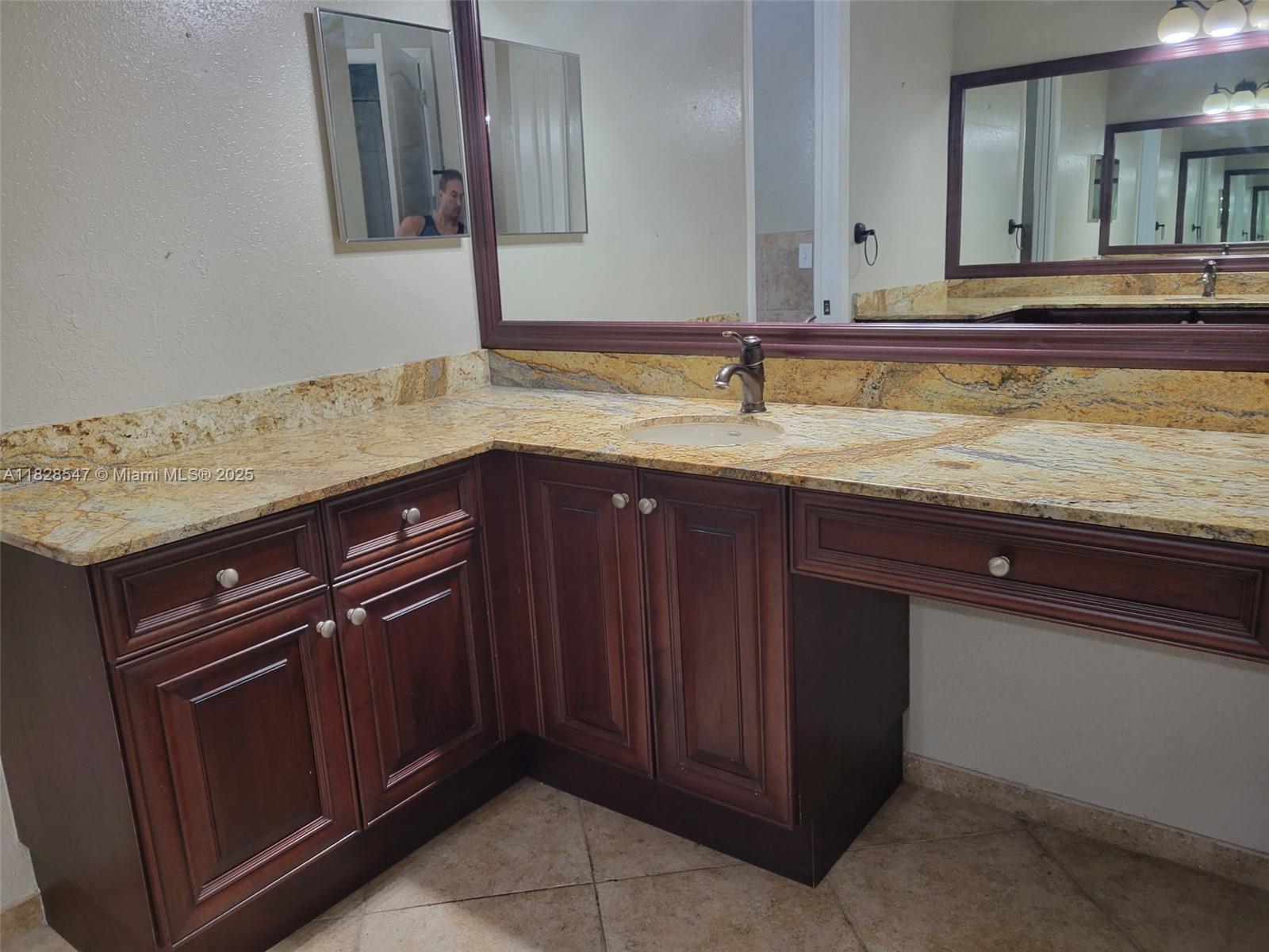 VALENCIA ACRES - Residential Lease