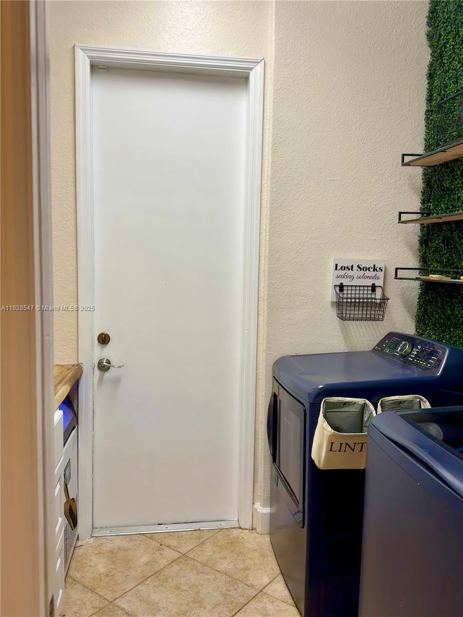 VALENCIA ACRES - Residential Lease