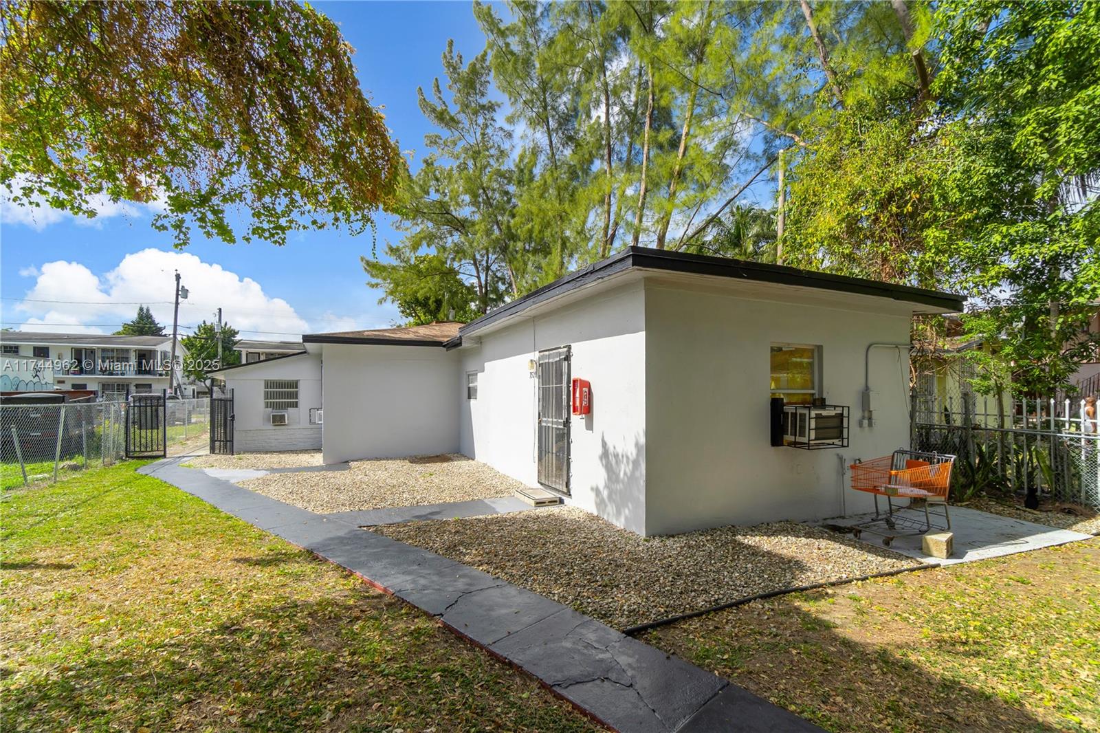 7525 NE Miami Ct