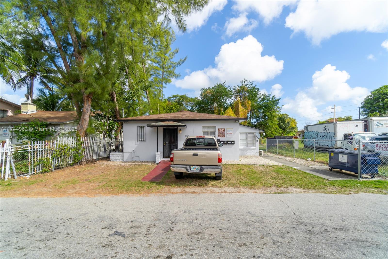 7525 NE Miami Ct