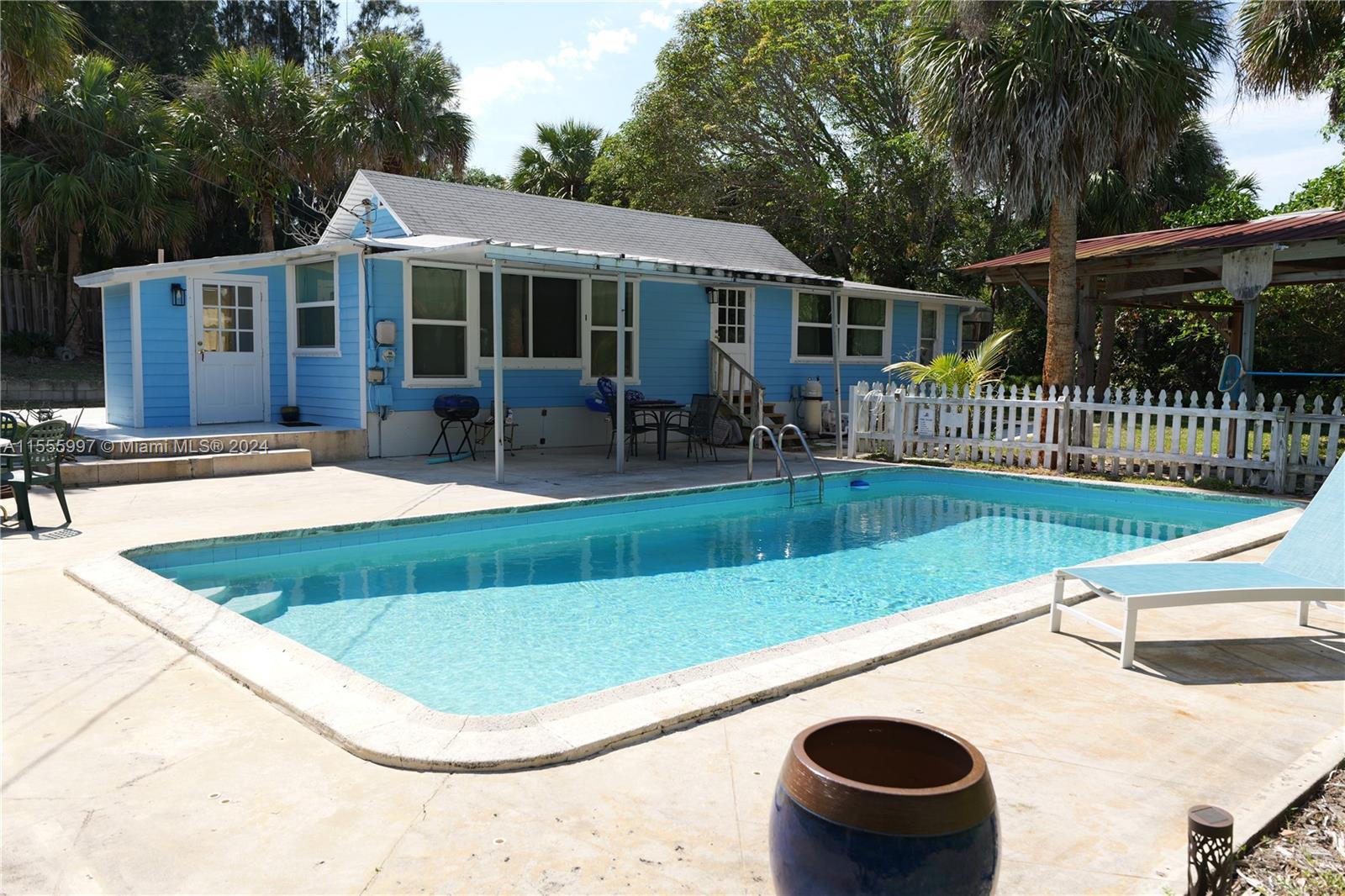Property for Sale at 12450 Se Dixie Hwy Hwy, Hobe Sound, Martin County, Florida - Bedrooms: 3 
Bathrooms: 2  - $699,000