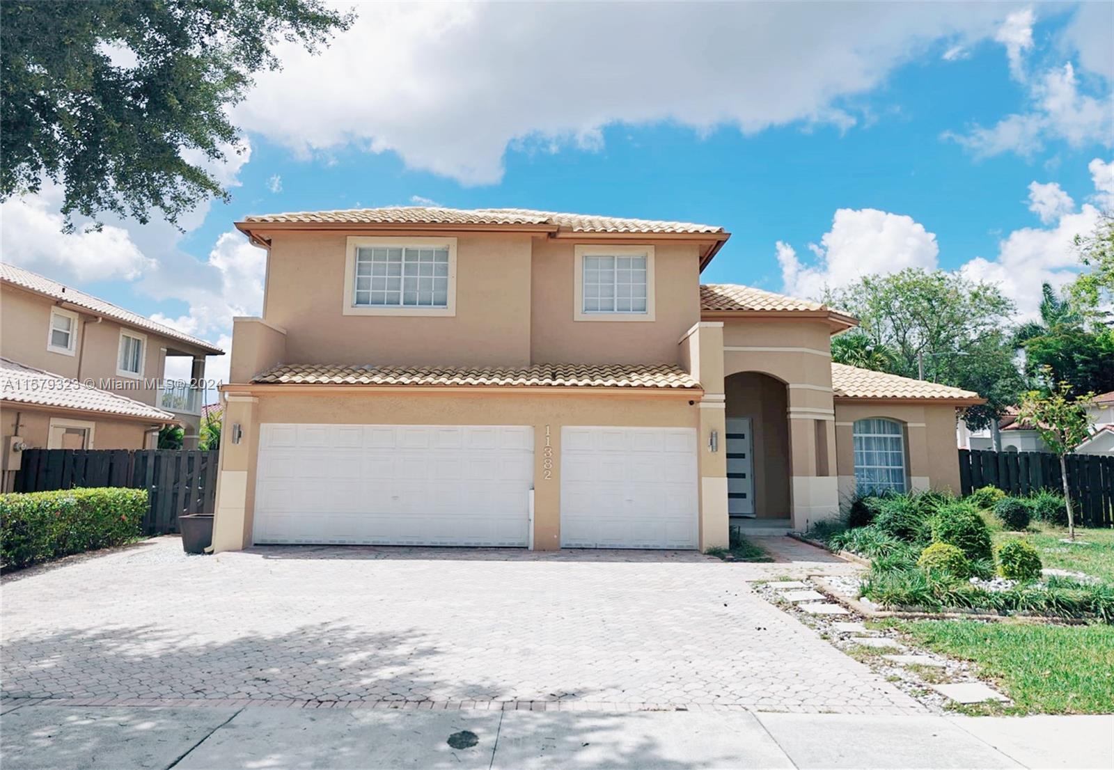 11382 Nw 65th St St, Doral, Miami-Dade County, Florida - 5 Bedrooms  
4 Bathrooms - 