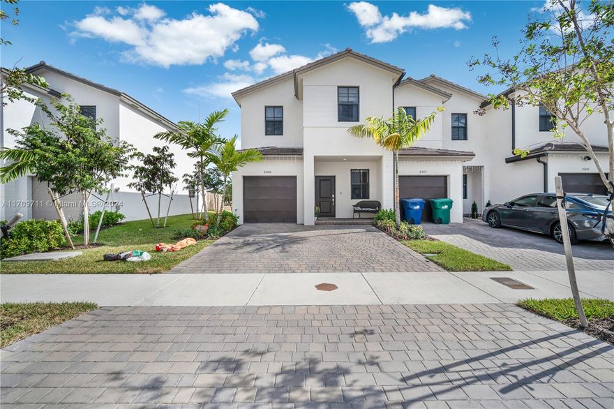 delivered in February 2024, a few months of use, beautiful corner lot, in the Sienna reserve community, privileged lot with no neighbors in the back, in front of the park that will be built soon. 3 bedrooms townhouse with 2 and a half bathrooms and a comfortable patio.