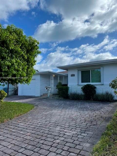 8851 Byron ave