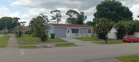 Photo of 4331 SW 23rd Ct, Fort Lauderdale, FL 33317 (MLS # A12051872)