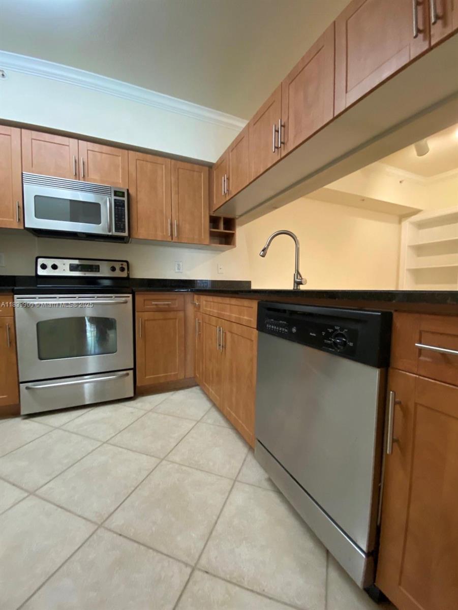 Turnkey first-floor 2 bed / 2 bath condo in resort-style Emerald Dunes. One of the largest layouts at 1,262 sf, offering split bedrooms, a generous living-dining area, granite kitchen, full-size washer-dryer, and a private one-car garage steps from the door. Behind the gates, you’ll enjoy two resort pools, hot tubs, 24-hour fitness centers, tennis, a clubhouse, a business hub, and lush walking paths. Prime location, three minutes to the Turnpike, close to Publix and dining, and only ten minutes to downtown West Palm, the Outlets, and PBI airport. Vacant and effortless to show through ShowingTime; lockbox code provided upon request. HOA approval required; pet-friendly community. Move-in ready—bring your clients and lease it today.