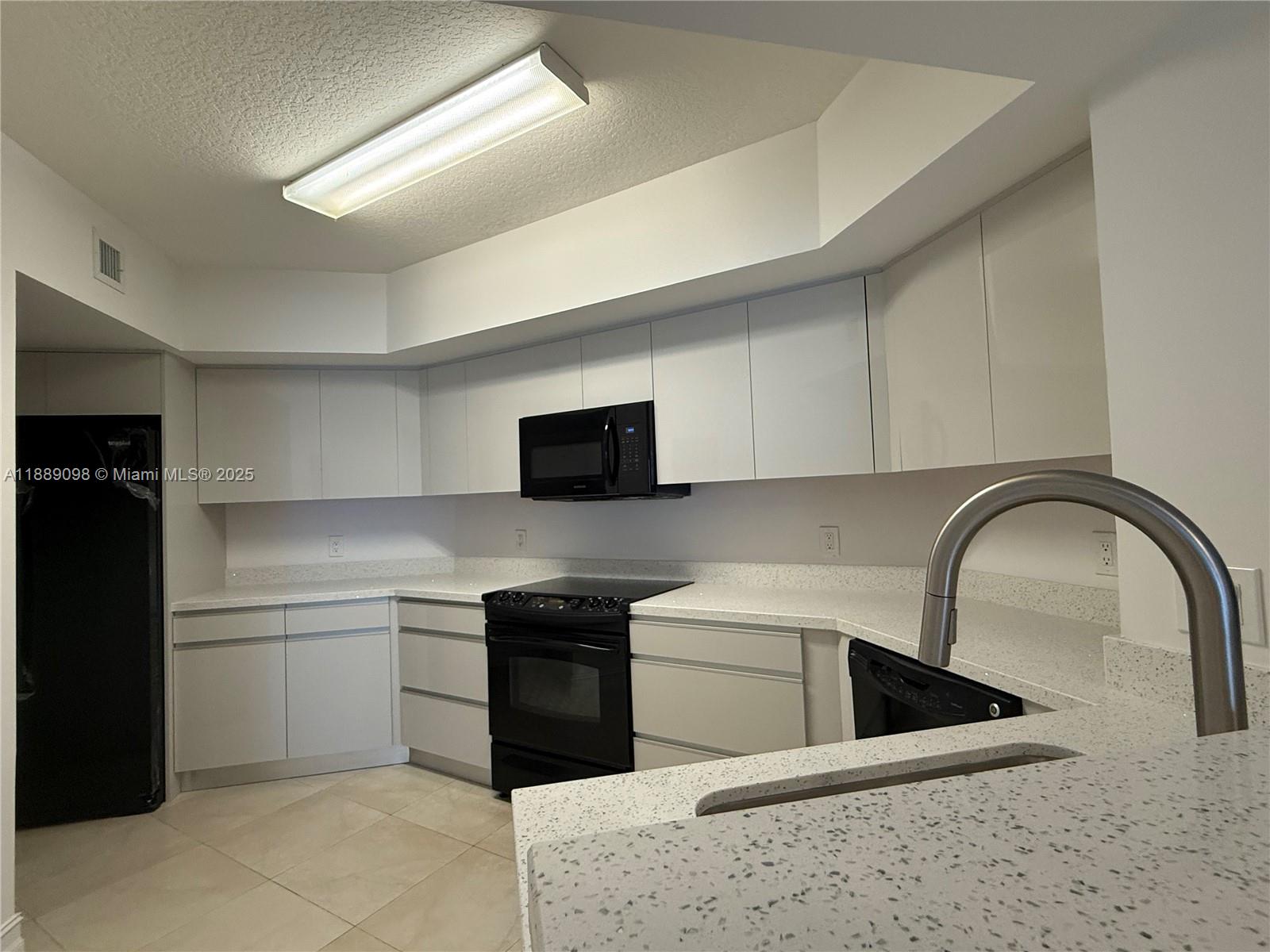 LA PERLA CONDO - Residential Lease