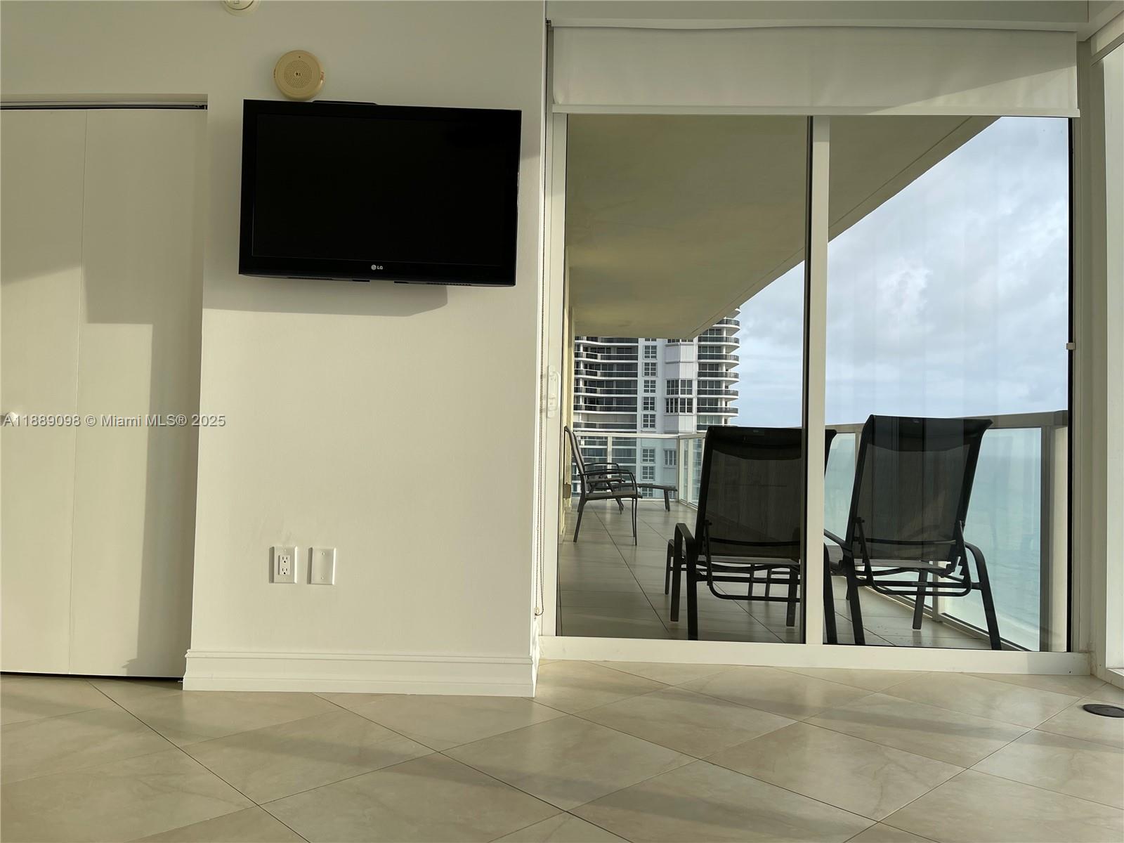 LA PERLA CONDO - Residential Lease
