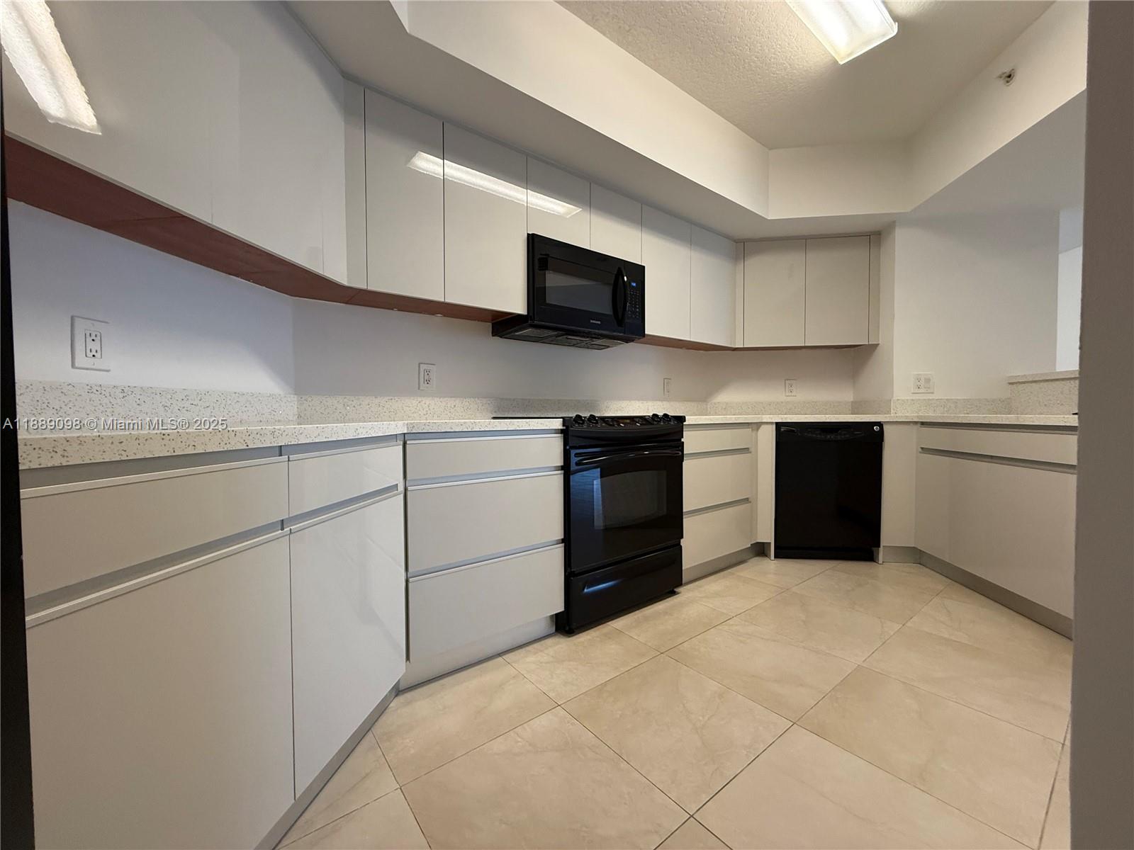 LA PERLA CONDO - Residential Lease