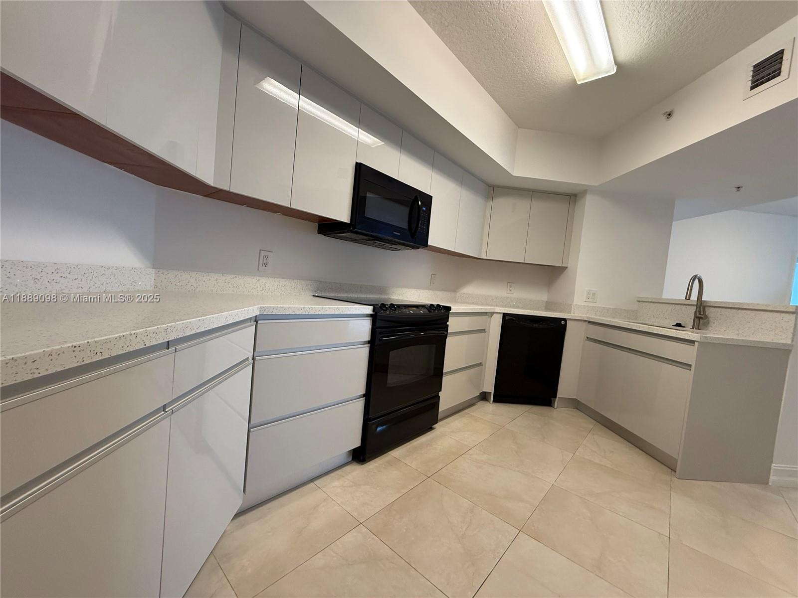 LA PERLA CONDO - Residential Lease