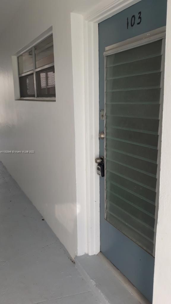 Beautiful condo 1 bed/1 bath with a large size livingroom. All ages are welcome!! NO RENTALS! Centrally located, near mayor roads and public transportation, minutes from Pompano Beach. Close to shoping centers, hospitals, restaurants, schools and much more. The association requires 25% down payment.
