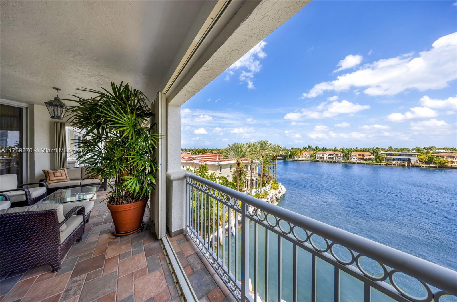 BELLA VISTA MID-RISE SOUT - Residential Lease