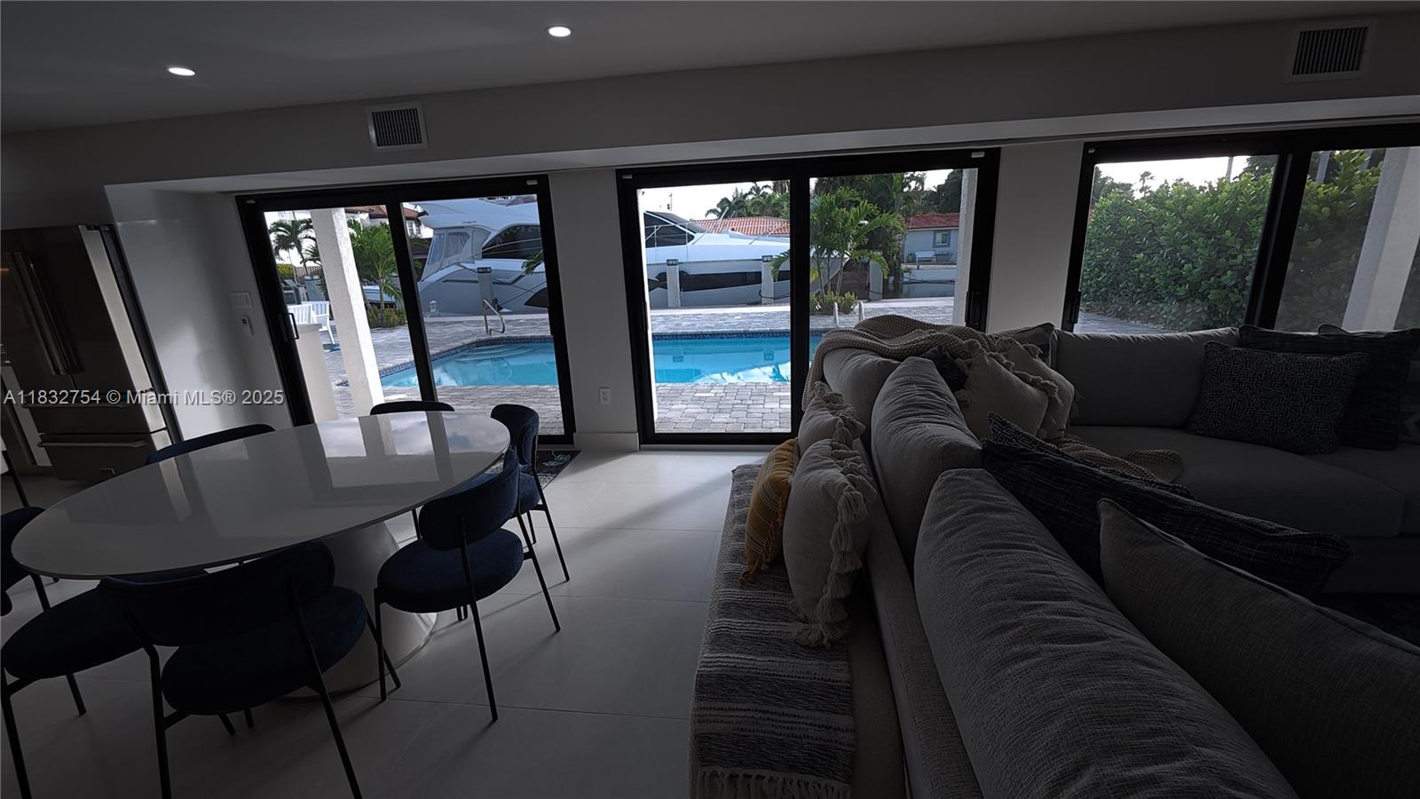 COUNTRY CLUB ISLES - Residential Lease