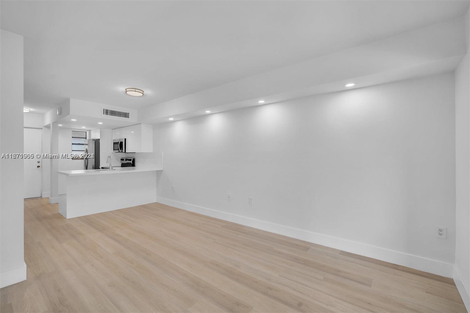 VISTA DEL LAGO CONDO V - Residential Lease