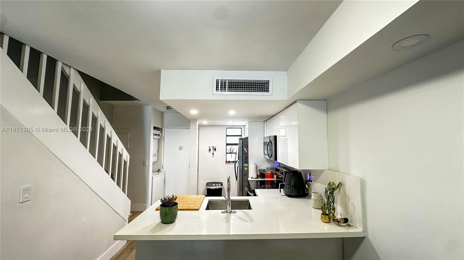 VISTA DEL LAGO CONDO V - Residential Lease