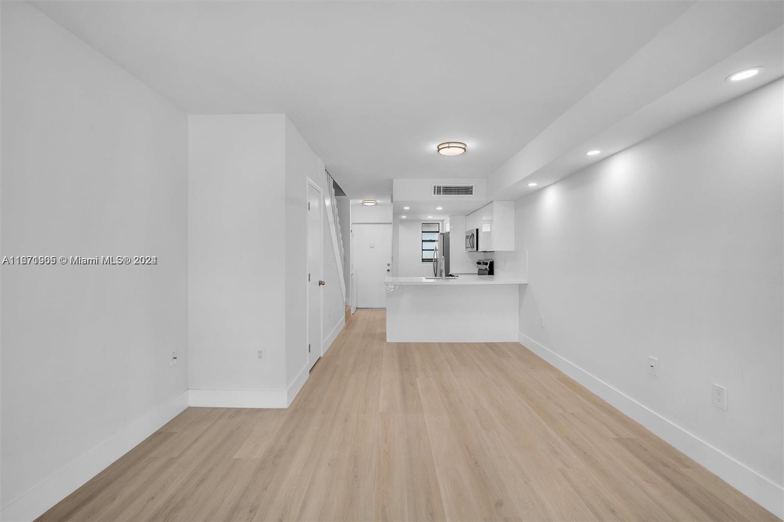 VISTA DEL LAGO CONDO V - Residential Lease