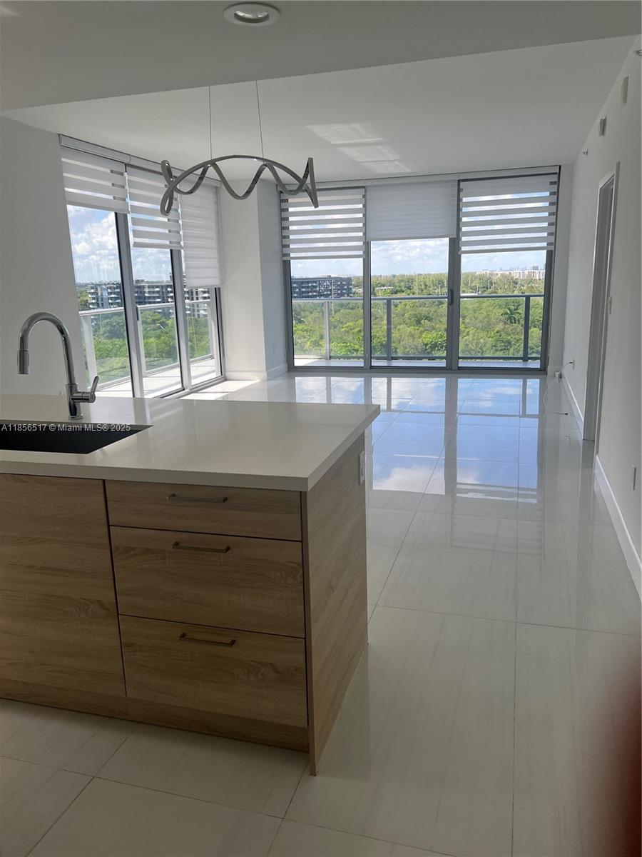 Amazing view from this 3 bedrooms 3 baths with 2 parking spaces assigned.Finished closets.
Building offers State of the art Gym,Spa, Sauna, children's playroom, pool, yoga room, squash room, private beach, tennis and football .