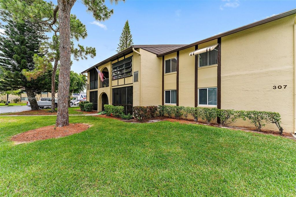 Photo of 307 Pine Ridge Cir #D-2, Green Acres, FL 33463 (MLS # A11394956)