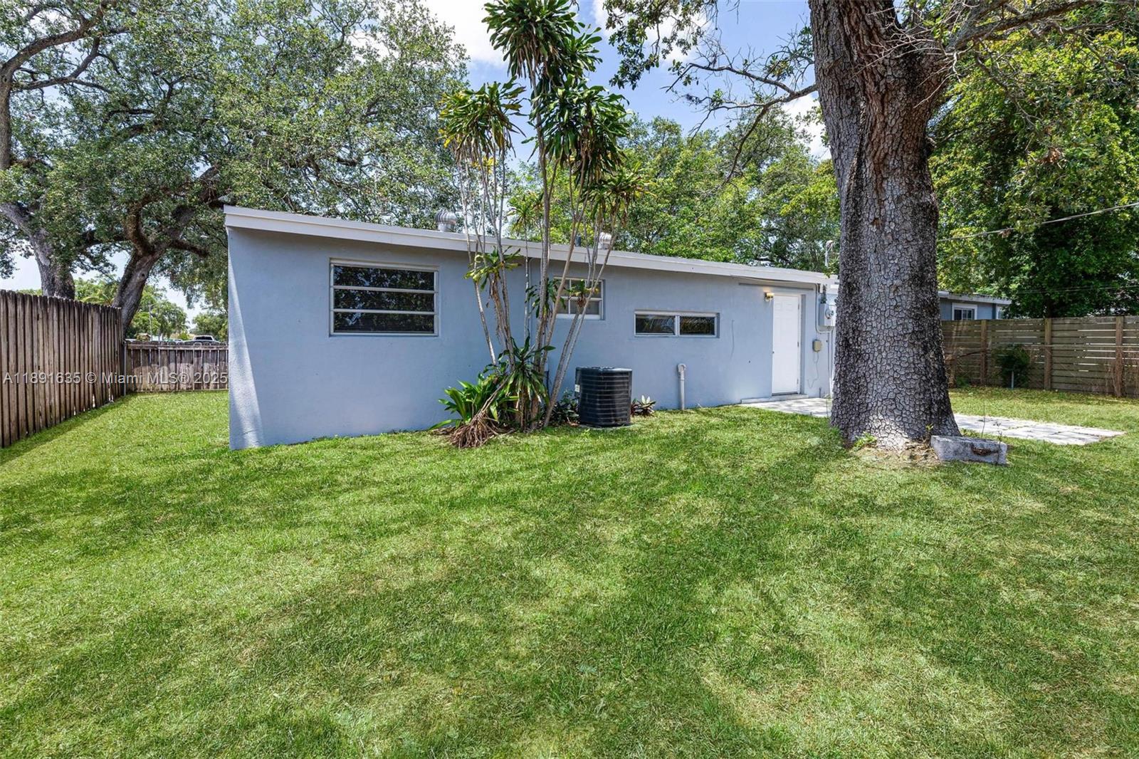PALM LANE VILLA NO 2 - Residential