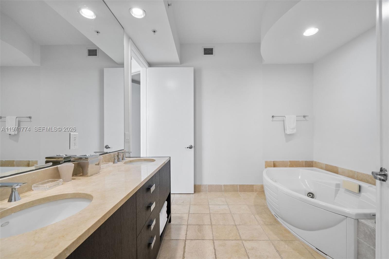 TRUMP ROYALE CONDO - Residential Lease