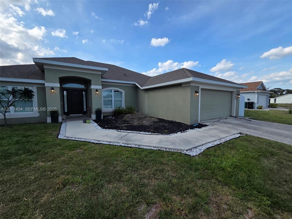 Photo of 1005 SW Bay State Rd, Port St Lucie, FL 34953 (MLS # A12011454)
