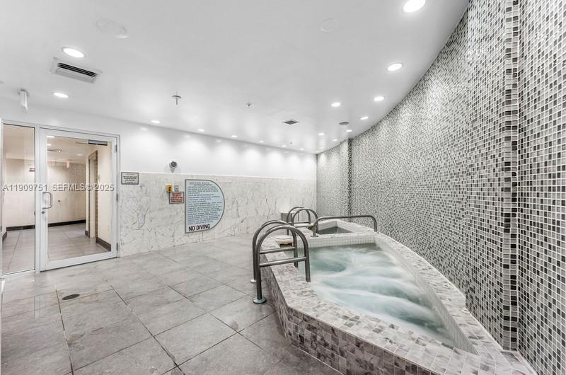 VIZCAYNE SOUTH CONDO - Residential