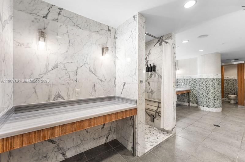 VIZCAYNE SOUTH CONDO - Residential