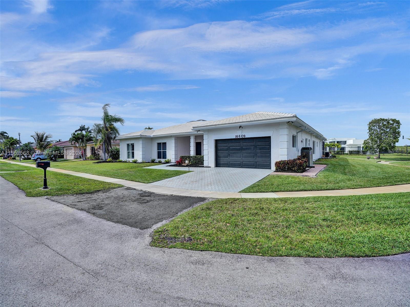 Photo 1 of 16609 Golfview Dr, Weston, Florida, $1,200,000, Web #: 11562568