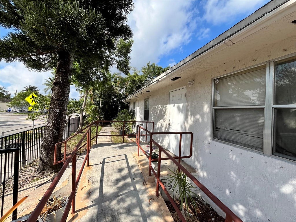 Photo of 800 NW 6th Ave, Pompano Beach, FL 33060 (MLS # A11738577)