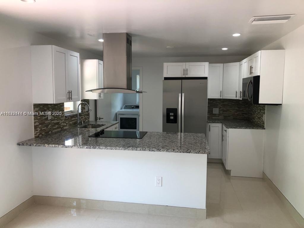 Fully Renovated Duplex-Style Home – Ready for Move-In on June 21st!
Don’t miss out on this beautifully updated rental featuring a spacious yard, modern kitchen, and stylish bathroom. Enjoy tile flooring throughout, full-size washer and dryer, and impact windows for added security and efficiency. Plenty of parking available right out front.