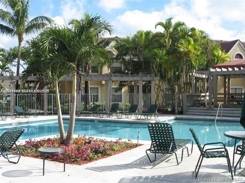 VISTA LAGO AT THE HAMMOCK - Residential