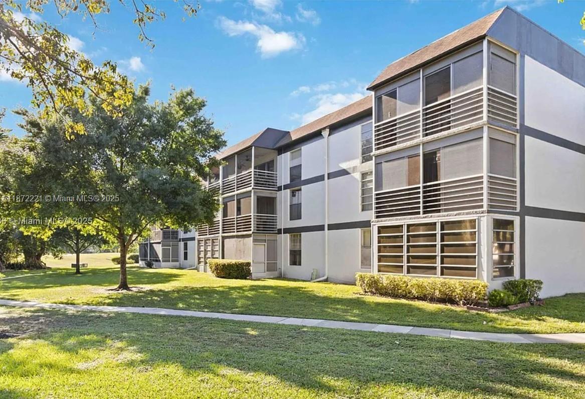 Beautiful 2-bedroom, 2-bath condominium in the desirable Sands Point community—ideal for first-time buyers or investors. This move-in-ready unit features spacious living areas and a prime location near major highways, shopping centers, pharmacies, and hospitals. Enjoy resort-style amenities including multiple pools, a clubhouse, tennis courts, game room, jogging paths, and a fully equipped fitness center. The community offers both comfort and convenience in a vibrant setting.