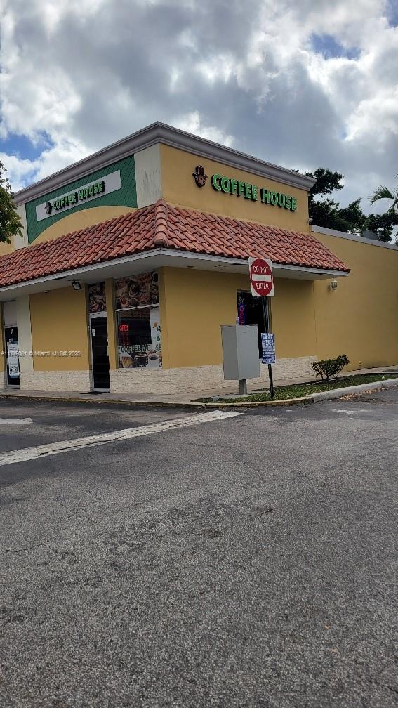 Lease with option to Purchase. Shopping Plaza Coffee House fully equipped and functional with present business.
Lease it for 12 months and exercise option to purchase with all rent payment going toward the Purchase price.
After 1 year you can continue to operate or new Lease will be in place
Fully equipped kitchen with workspace and layout,2 freezers, fridge, grease trap, oven, slicers, toster etc all licenses and permit in place. Great exposure.