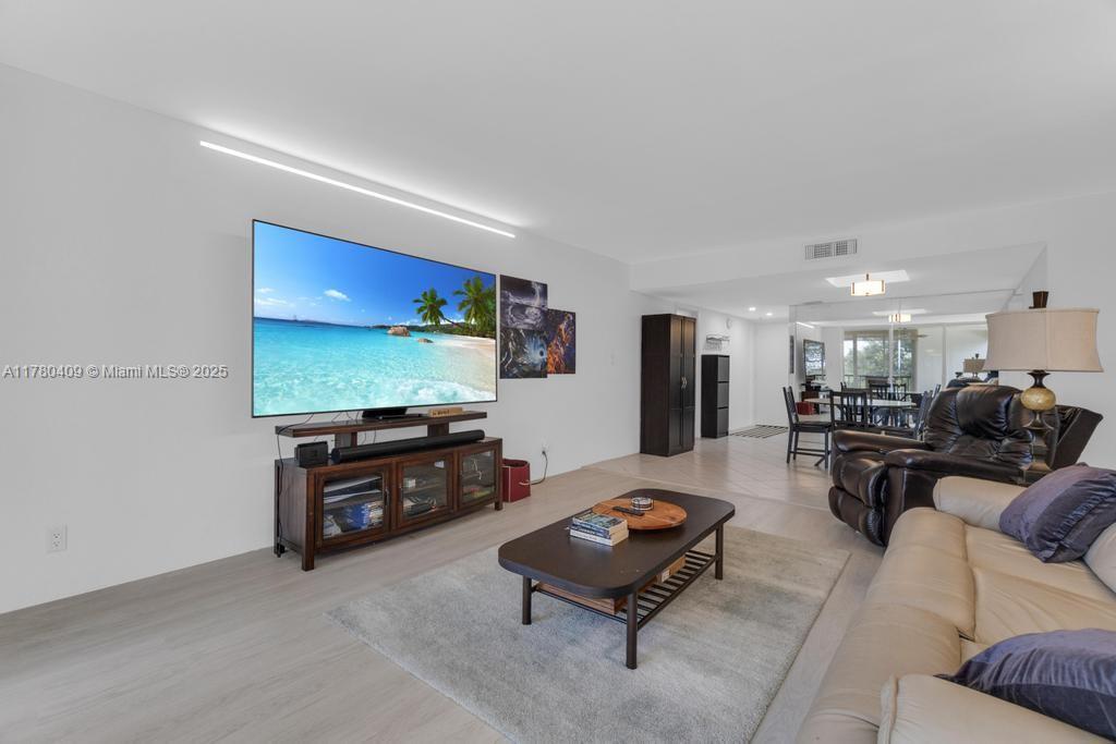 COUNTRY CLUB APTS AT BONAV - Residential