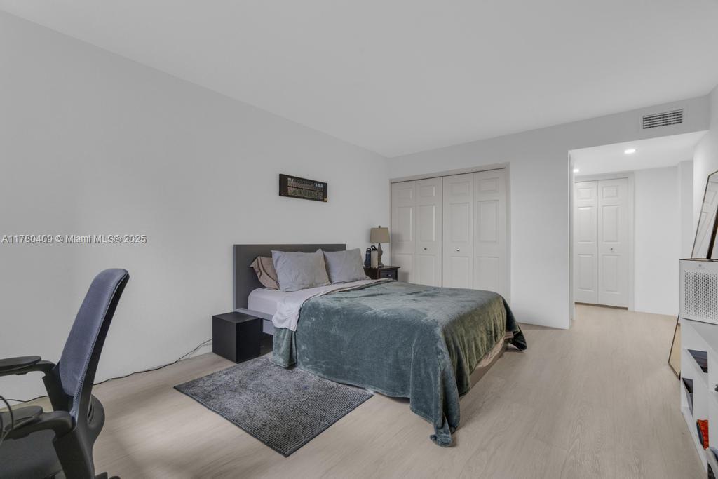 COUNTRY CLUB APTS AT BONAV - Residential