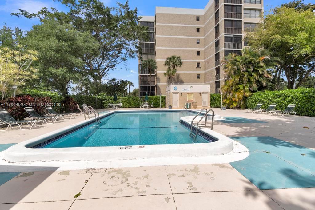 COUNTRY CLUB APTS AT BONAV - Residential