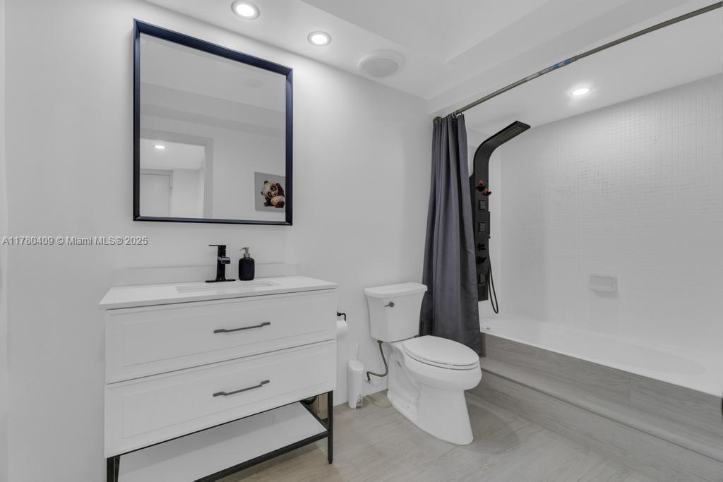 COUNTRY CLUB APTS AT BONAV - Residential