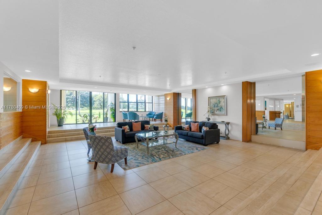 COUNTRY CLUB APTS AT BONAV - Residential