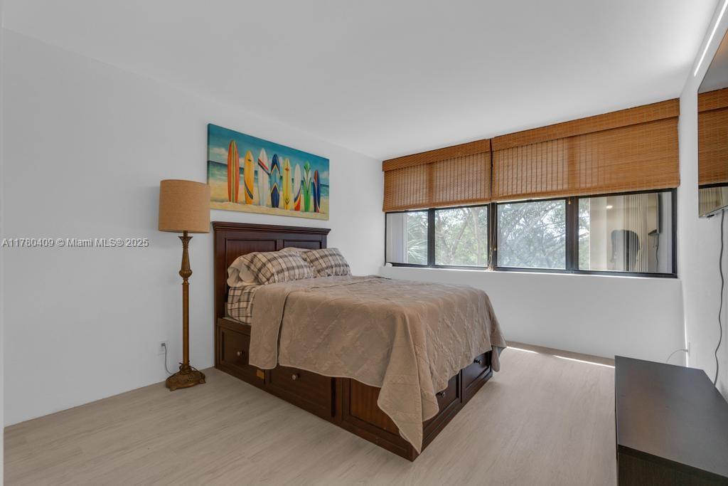 COUNTRY CLUB APTS AT BONAV - Residential